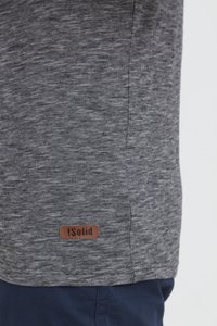 Grå, struktureret stof t-shirt med et brunt lædermærke, der siger "!Solid" ved kanten, kombineret med mørkeblå bukser.