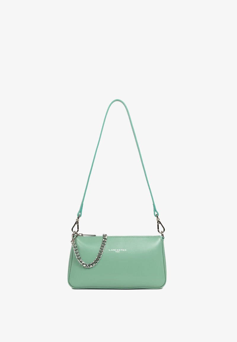 Borsa a tracolla in pelle verde menta con una forma rettangolare slim, dotata di una tracolla a catena removibile e dettagli in metallo argentato.