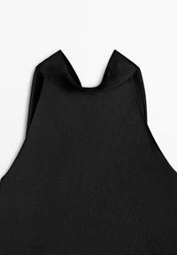 Schwarzes ärmelloses Oberteil mit weitem Neckholder-Ausschnitt und locker fallendem Kragen auf weißem Hintergrund.