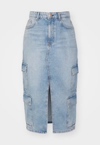 Fustă midi din denim de culoare albastră deschisă, cu o deschidere frontală, prezintă buzunare utilitare pe laturi și detaliu cu nasture auriu la talie.
