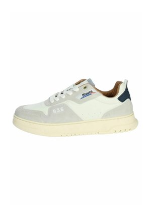 Sneaker bianca e grigia con materiali in suede e pelle, dotata di una suola spessa color crema, lacci e un piccolo logo accentuato con dettagli in blu navy.