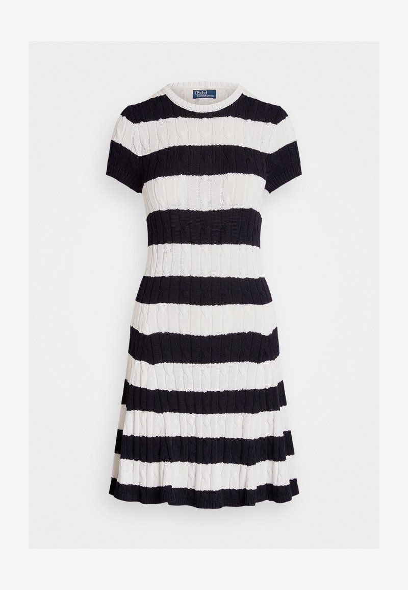 Rövid ujjú kötött ruha, váltakozó sötétkék és fehér vízszintes csíkokkal és bordás textúrával.