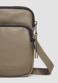 s.Oliver IN OPTIK - Umhängetasche - cognac