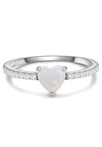 Strieborný prsteň so srdcovým oválnym opálom s brúsenými plochami v strede. Obruč zdobia malé priehľadné drahokamy vsadené pozdĺž celej dĺžky.