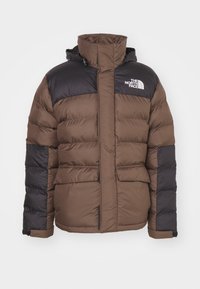Giubbotto imbottito marrone e nero con colletto alto, tasche frontali e cappuccio. Realizzato in tessuto trapuntato con una texture liscia.
