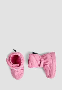Botas aislantes rosas con un suave tejido exterior, aberturas elásticas y cierre de solapa. Suelas texturizadas y forro cálido visibles.