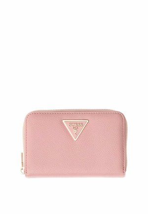Portefeuille rectangulaire en cuir rose avec fermeture éclair tout autour et plaque logo GUESS dorée centrée sur le devant sur fond blanc.