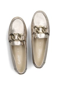 Metalen gouden loafers met een gladde textuur, voorzien van een kettingaccent aan de voorkant, een gevoerde binnenzool en een afgerond ontwerp van de teen.