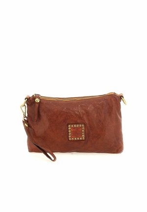 Pochette da polso in pelle marrone con chiusura a zip e patch logo quadrato con borchie sul davanti.