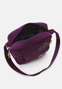 The North Face BERKELEY CROSSBODY UNISEX - Borsa a tracolla - black currant purple/yellow silt