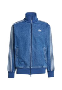 Chaqueta de mezclilla azul con un alto cuello, cierre completo, puños acanalados y dobladillo. Presenta tres franjas blancas en cada manga y un pequeño logo.