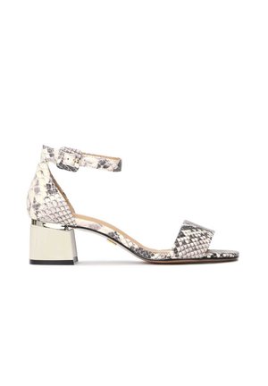 Open-toe sandaal in een grijs-wit slangenhuidpatroon, met een gepolsterde enkelband en een metalen blokhak met een zwarte basis.
