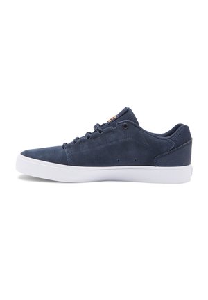 Niedrig geschnittene navy Suede-Sneaker mit heller Sohle, Mesh-Kragen und Schnürung, seitlich auf weißem Hintergrund dargestellt.