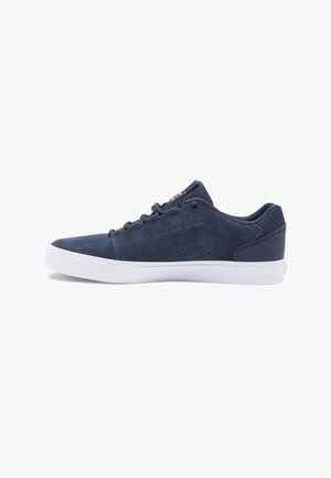 Niedrig geschnittene navy Suede-Sneaker mit heller Sohle, Mesh-Kragen und Schnürung, seitlich auf weißem Hintergrund dargestellt.