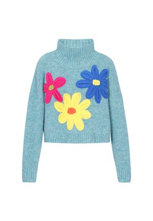 Világoskék kötött garbópulóver hosszú ujjakkal, melynek elején nagy rózsaszín, kék és sárga kötött virágapplikációk találhatók.