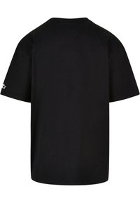 Sort bomulds t-shirt med rund hals, korte ærmer og et lille hvidt stjernesymbol på den venstre ærme. Blød tekstur, afslappet pasform.