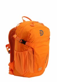 Mochila naranja hecha de un tejido duradero, con respaldo de malla acolchada, correas ajustables, dos bolsillos frontales y acentos reflectantes.
