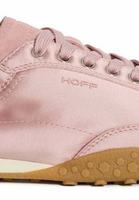 Basket en satin rose avec une semelle en gomme texturée, présentant un système de laçage et un logo HOFF. Matériau doux et motif de semelle hexagonale.