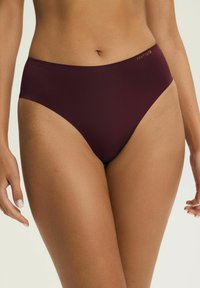 Bordowe, o wysokim stanie bikini wykonane z gładkiej tkaniny, charakteryzujące się wygodnym krojem i minimalistycznym designem z subtelnym logo na pasku.