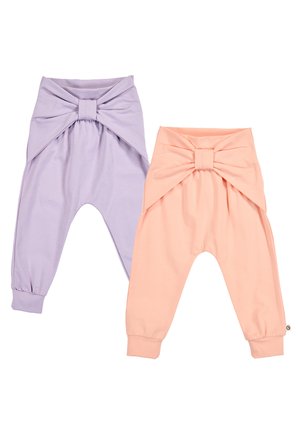 Zwei Babyhosen in Pastelllila und Pfirsich, jeweils mit einer großen Stoffschleife an der Taille und gekrempelten Knöcheln.