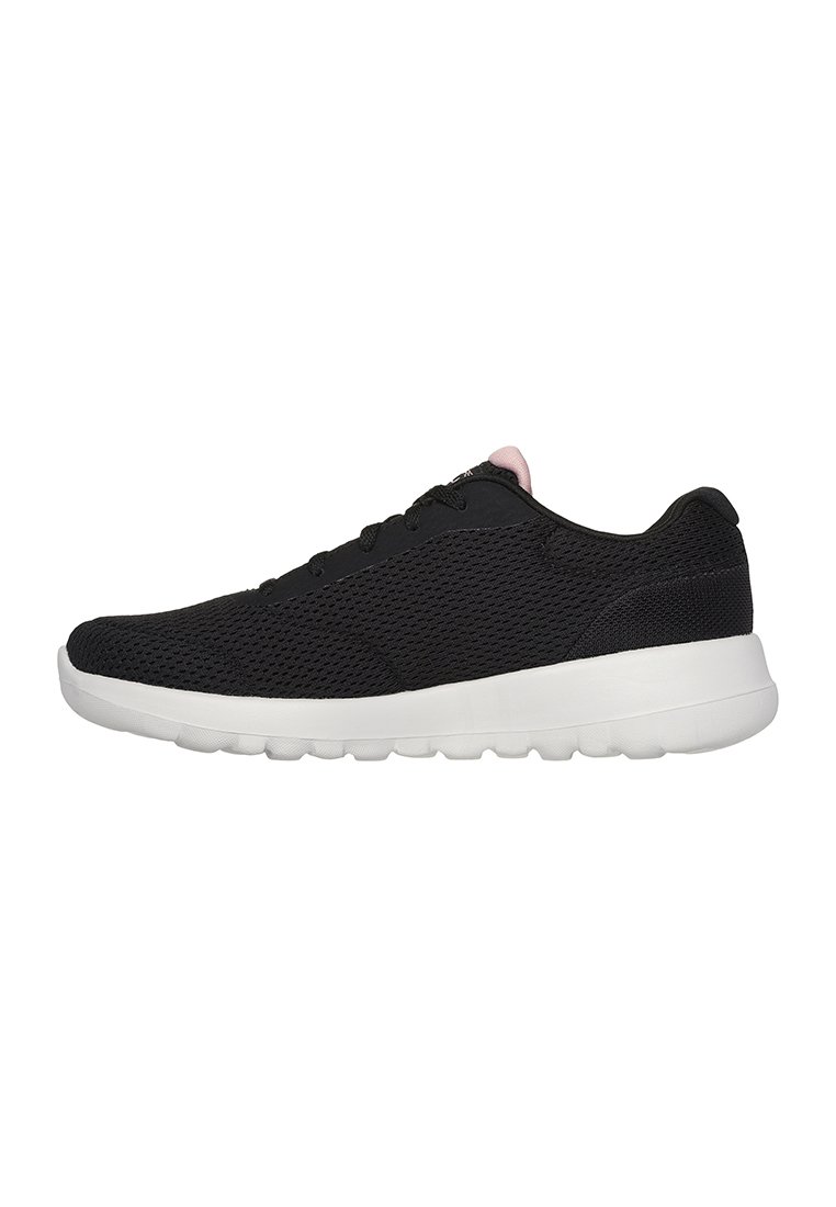 Zapatillas deportivas negras con parte superior de malla texturizada, media suela blanca y diseño elegante. Cuenta con cordones y un pequeño acento rosa en el cuello.