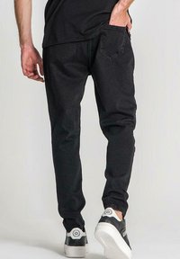 Gianni Kavanagh - Dark Blue Carrot Leg Jeans - Pánské modré džíny - Fashion