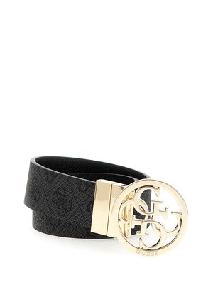 Ceinture noire texturée avec boucle circulaire en métal doré présentant des lettres entrelacées et le nom de la marque Guess en bas.