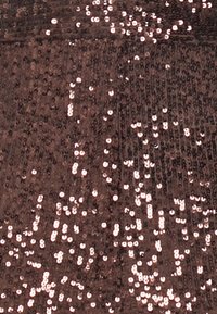 Roze goud sequin stof met een gladde textuur, voorzien van verspreide reflecterende sequins op een donkere basis, die een schitterend effect creëren.
