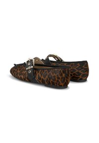 Ballerine con stampa leopardata e accenti neri, caratterizzate da una punta arrotondata, dettagli con fibbie metalliche e una finitura testurizzata. Adatte per un abbigliamento casual.