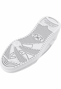 Semelle de chaussure de sport blanche dotée d'un caoutchouc texturé avec des motifs hexagonaux et linéaires, un logo en relief et un profil de bord lisse.