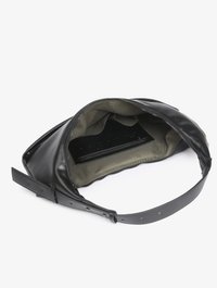 Bolsa transversal de couro preto com alça ajustável, desfechada para mostrar o interior em tecido cinza e um bolso interno com fecho.