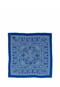 Niebieska chustka w paisley w odcieniach bieli, otoczona misternymi wzorami. Wykonana z lekkiego, miękkiego materiału. Kwadratowy kształt.
