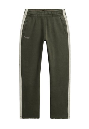 Olijfgroene joggingbroek met lichtgrijze zijbanden, elastische tailleband en twee zijzakken. De stof lijkt glad en casual.