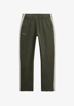 Olijfgroene joggingbroek met lichtgrijze zijbanden, elastische tailleband en twee zijzakken. De stof lijkt glad en casual.