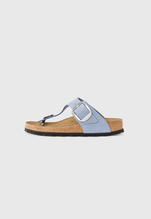 Sandale bleu clair avec une semelle en liège, une semelle noire et une sangle en cuir lisse avec une accent en boucle en argent.