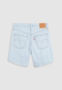 Světle modré džínové šortky s klasickým střihem, vybavené zadními kapsami s viditelným prošitím a hnědou koženou nášivkou s logem značky na pásku v pase.
