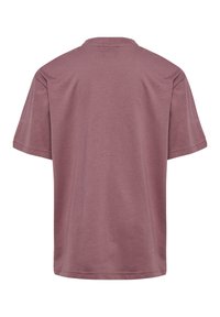  camiseta de manga corta en malva, hecha de suave tela de algodón. Presenta un escote redondo y un corte relajado. Sin patrones ni acentos visibles.