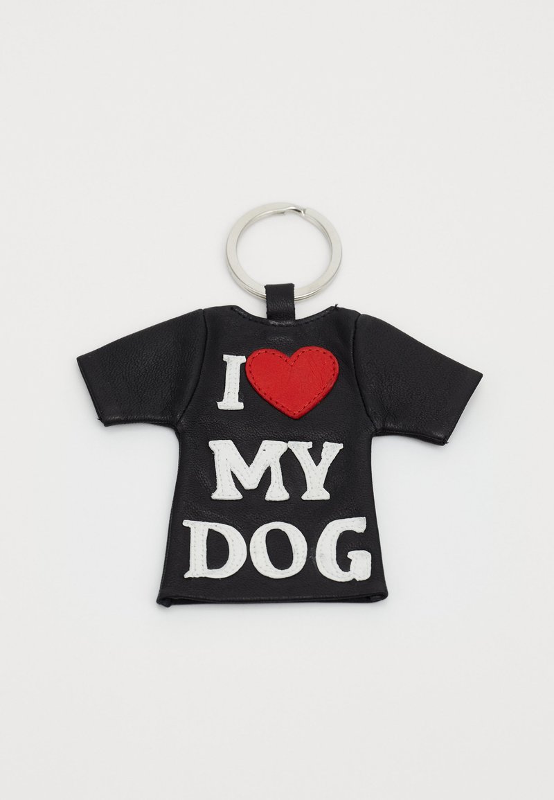 Mustat nahkaiset avaimenperät, jotka on muotoiltu T-paidaksi ja joissa lukee "I ❤️ KOIRANI" valkoisella tekstillä ja punaisella sydänkorostuksella. Varustettu hopeisella avainrenkaalla.