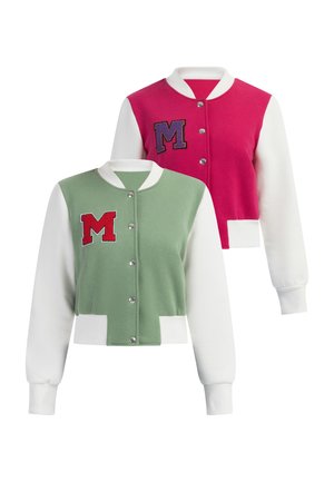 Dwie kurtki varsity z białymi rękawami i kołnierzami, jedna różowa z fioletowym "M", a druga zielona z czerwonym "M" na piersi.
