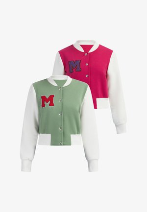 Dwie kurtki varsity z białymi rękawami i kołnierzami, jedna różowa z fioletowym "M", a druga zielona z czerwonym "M" na piersi.