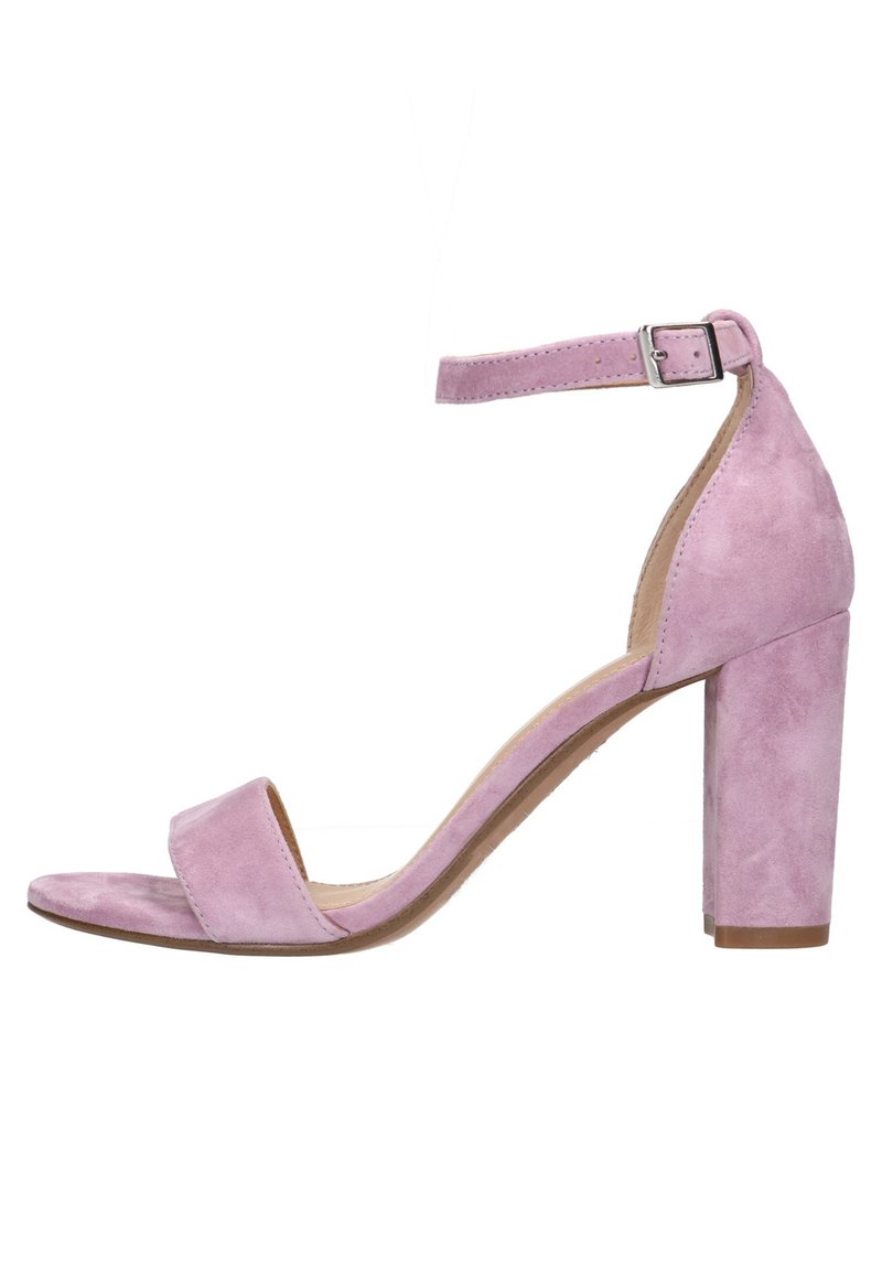 Roze suede hoge hakken sandaal met een brede teband, verstelbare enkelband en een stevige blokhak. Glad textuur.