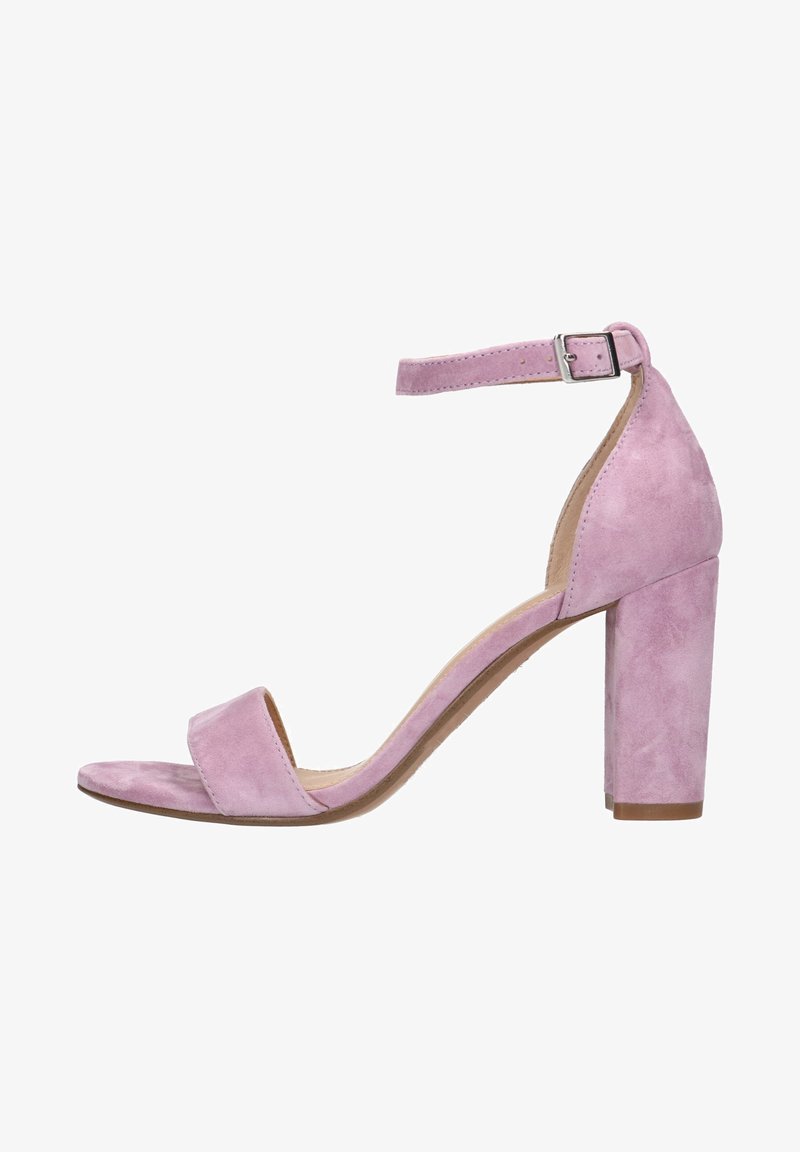 Roze suede hoge hakken sandaal met een brede teband, verstelbare enkelband en een stevige blokhak. Glad textuur.