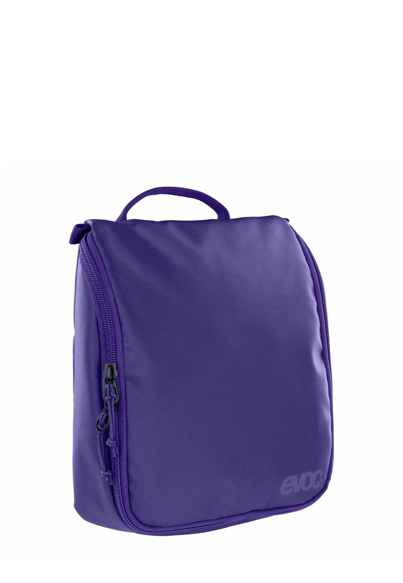 Mochila aislante de color púrpura con superficie texturizada, cierre con cremallera y asa superior para transportar. Presenta una marca en la parte inferior derecha.