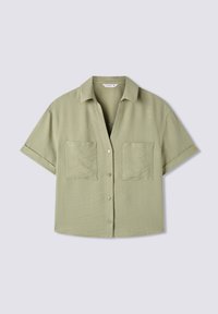 Camicia a maniche corte di un leggero verde oliva, realizzata in tessuto morbido, con chiusura a bottoni frontale e due tasche sul petto. Texture liscia, vestibilità rilassata.