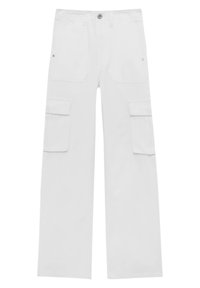 Pantalon cargo blanc à jambes larges avec bouton devant, poches latérales à rabat et passants de ceinture, présenté de face sur fond blanc.