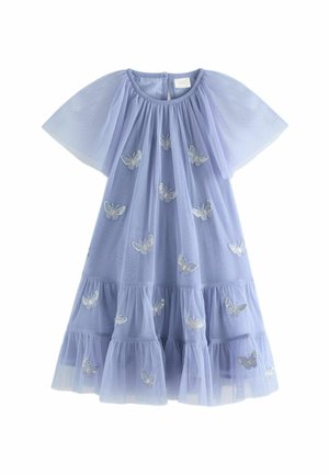 Robe en tulle violet clair avec manches courtes volantées, jupe à volants et ornements papillons en sequins argentés dispersés sur le devant.