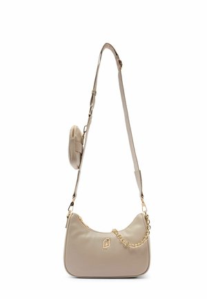 Borsa a spalla faux leather beige con accento in catena, forma curva, tracolla regolabile e pochette rotonda rimovibile. Dettagli in hardware dorato.