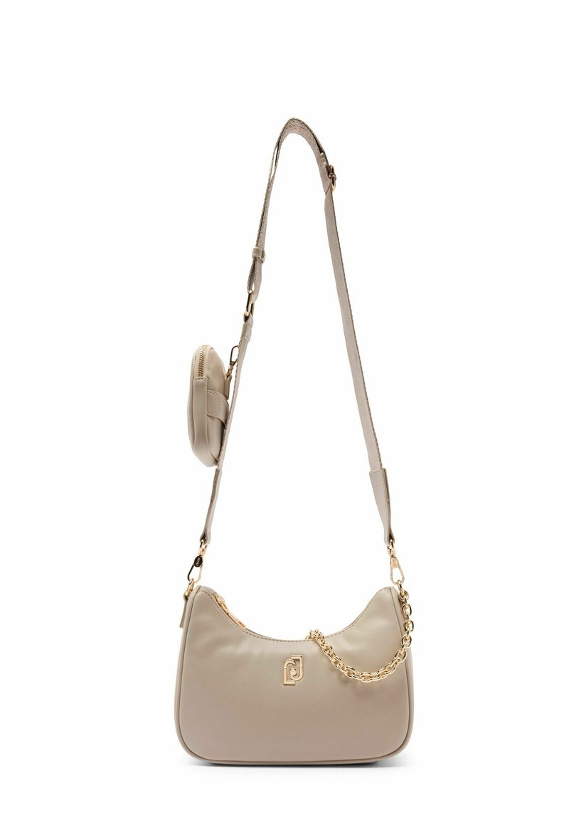 Borsa a spalla faux leather beige con accento in catena, forma curva, tracolla regolabile e pochette rotonda rimovibile. Dettagli in hardware dorato.