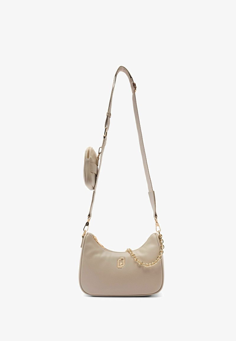 Borsa a spalla faux leather beige con accento in catena, forma curva, tracolla regolabile e pochette rotonda rimovibile. Dettagli in hardware dorato.