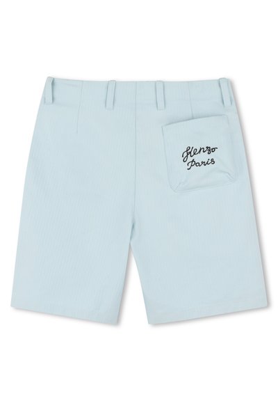 Shorts en coton bleu clair avec un design structuré, comportant une poche arrière avec le texte brodé "Slenzo Paris" et des passants de ceinture.